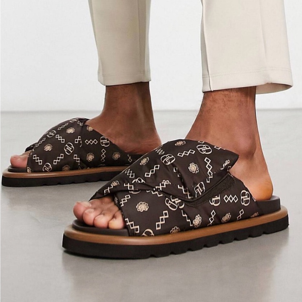 PUFFER CROSS STRAP SANDALS IN BROWN MONOGRAM